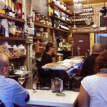 Mucha variedad de vinos para una bar-bodega de barrio, además de vermut Manyé de La Secuita, muy difícil de encontrar por aquí.