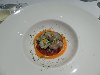 Ostras sobre royal caramelizada de coliflor y maracuyá