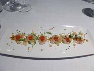 Carpaccio de vieira de Cambados con aliño crujiente de su coral