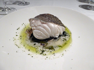 Merluza de bajura al vapor, gelatina de moluscos, almejas al natural y alga wakame