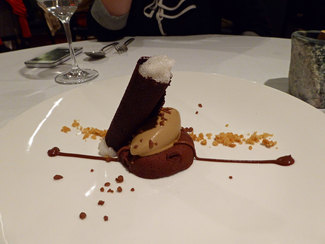 Imperial de chocolate con heladode café y canutillo de cacao con espuma de citronella