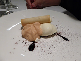 Cremoso de chocolate con galleta de cacaco y helado de chocolate