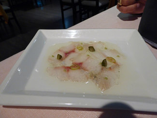  Carpaccio de lubina a la sal con aceite de pimienta verde, encurtidos y wasabi