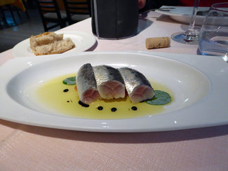  Sardinas marinadas al albariño con tomate  y aceite de oliva virgen extra