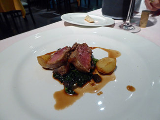Lomo de ternera gallega asado, setas y berza