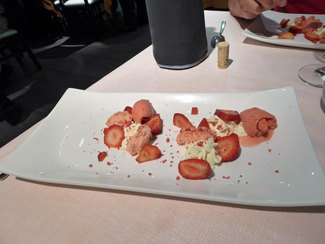 Tesxturas de fresa y mousse de chocolate blanco y yogurt