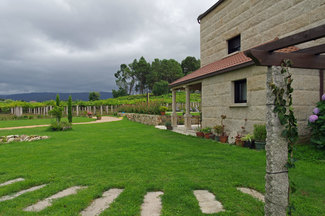 Vista parcial del hotel, jardines y viñedos
