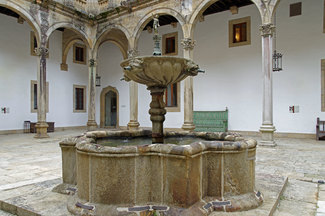 Fuente en un claustro