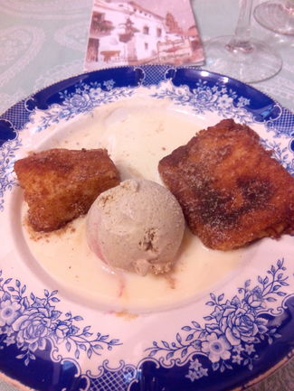 Leche frita con helado de canela