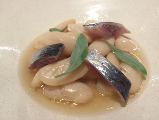 Fabas con papada y sardina