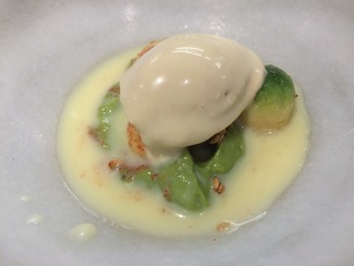 Aguacate con chocolate blanco y sésamo tostado