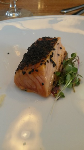 salmón ahumado con miso, yuzu y chile dulce