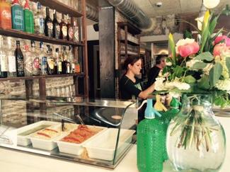 En la esquina inferior derecha, el dichoso florero... La camarera debe ser familia lejana de Baltasar Gracián, aquel que dijo lo de "lo bueno, si breve, dos veces bueno". Muy dispersa.