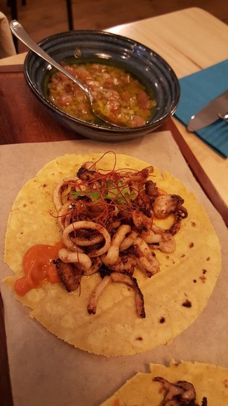 Chipiron salteado, papada iberica sobre tortilla de maiz