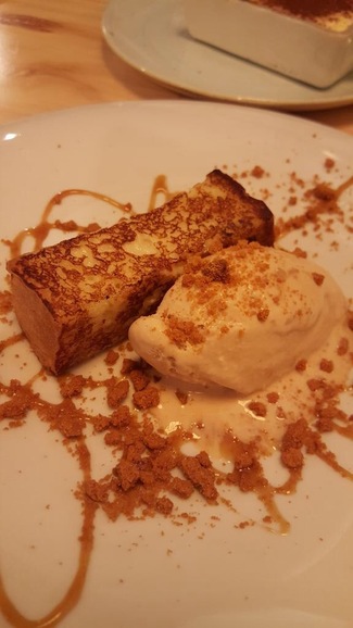 Torrija con helado de caramelo
