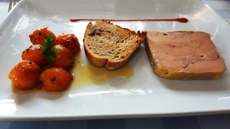 Terrina de foie gras natural, compota de fresas con balsámico