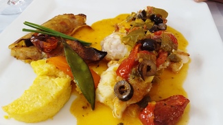 Medallones de rape, salsa Virgen y canelones crujientes con pisto. Auberge de Tavel