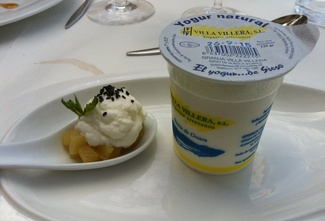 Yogur Natural de Sieso con su Mousse y Manzana al Vacío