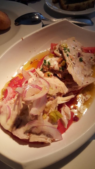 Ensalada de tomate de Cantabria, bonito escabechado con fondo de salmorejo