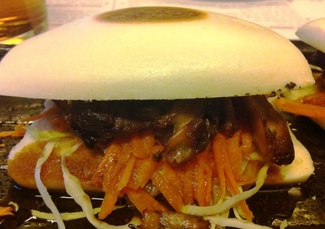Pan Gwa Bao con Costilla de Cerdo Glaseada y Sichimi Togarashi