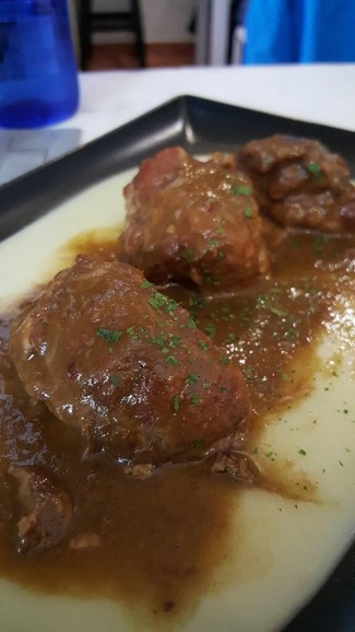 Carrilleras con parmentier de patata y vino de Toro.