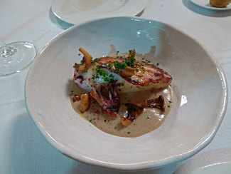 Calamar de potera relleno de butifarra de perol y nizcalos con crema de castañas