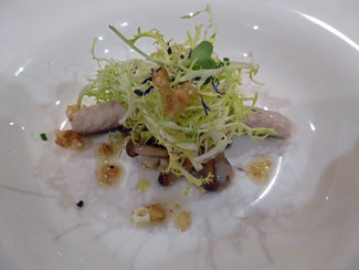 Ensalada de escarola con caballa, setas y verduras en escabeche de manzana con vinagreta de queso Emporità (queso de oveja fresco de la Garrotxa)y nueces