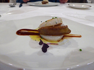 Vieira a la plancha, foie-gras de pato, reducción de Pedro Ximenez e higos confitados