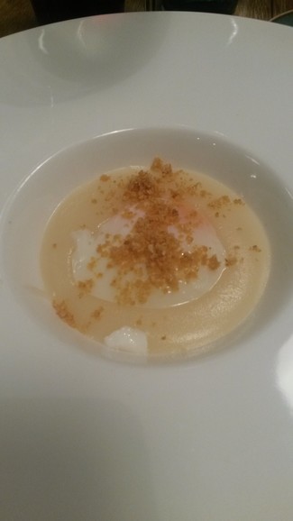 Huevo poché con puré de patata y tierra de torrezno
