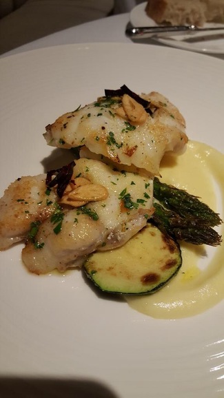 Rape a la brasa, verduras y refrito de ajos.