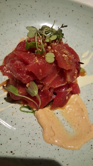 Atun rojo picante, alga wakame, salsa chiplote y mayonesa con wasabi.