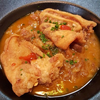 Guiso de morros de ternera, manitas de cerdo y oreja crujiente