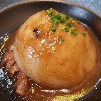 Rabo de ternera, cubierto con cebolla dulce