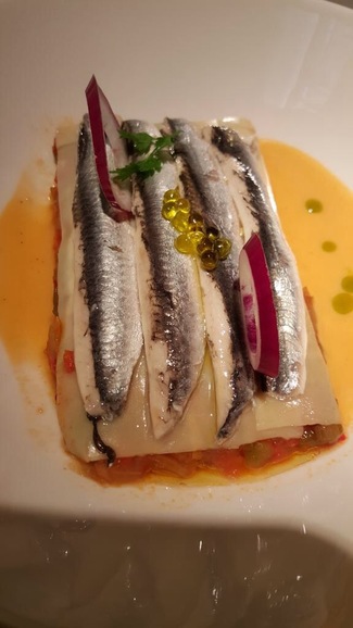 Lasaña de pisto y boquerones en vinagre