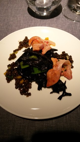 Trompeta negra con lenteja negra, tirabeques, hígado de rape y mango