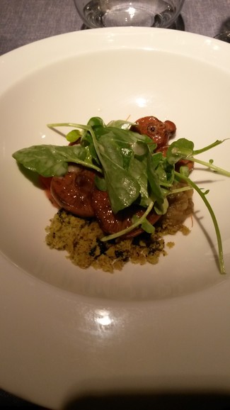 Níscalo asado, crumble de aceituna negra, berenjena ahumada, tomate y berros