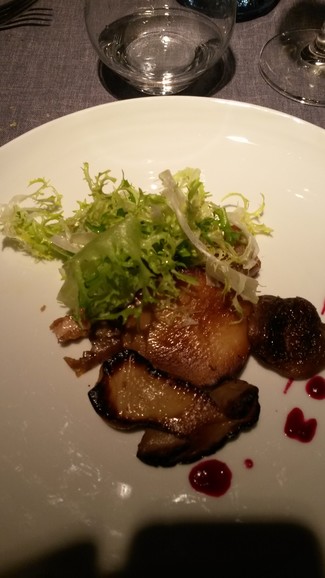 Boletus Edulis al horno, tajada templada de manitas y cuello, ensalada de escarola, remolacha y granad