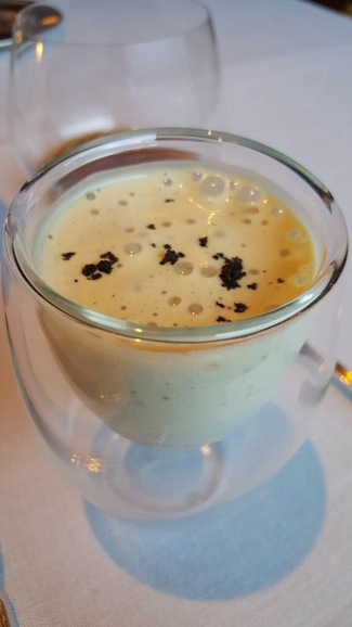 Crema de boletus, ajo y verdinas, con polvo de aceitunas