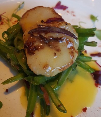 Ensalada de judia verde, vieiras y salsa de maracuya