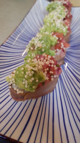 Nigiri de anchoa, aguacate y pico de gallo