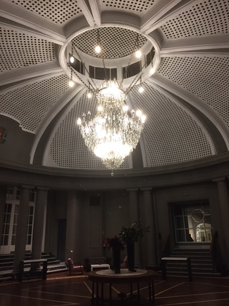 Esto es una lámpara de araña y lo demás son cuentos,...