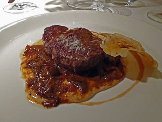 Solomillo buena mujer con puré de patata y setas (media ración)