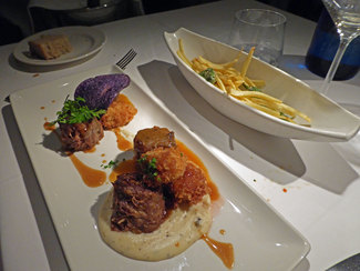 Rabo de vaca con mollejas y puré de patata trufada con una guarnición de patatsa fritas y pimientos de Padrón