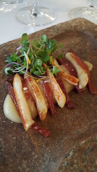 Navajas a la plancha con acelga roja y membrillo