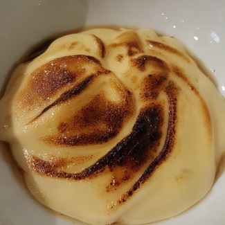 Setas shitake salteadas con soja y gratinadas con un alioli de miel y caramelo. 