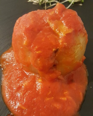 Cebolla rellena de bonito.