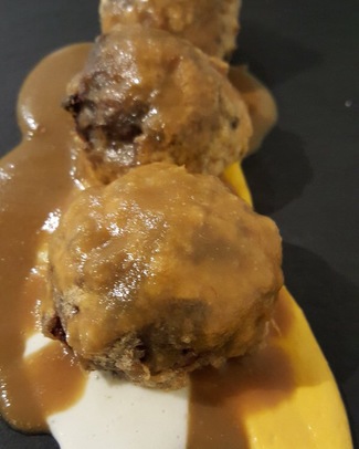 Albondigas de rabo de toro con foie y boletus, sobre salsa del guiso, puré de patata y puré de zanahoria