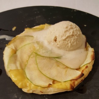 Tarta fina de manzana con helado de baileys