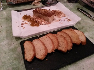 Turrón de foie sobre espuma de almendra frita y compota de higos secos