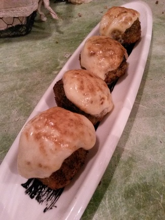 Croquetas de sepia en su tinta gratinada
